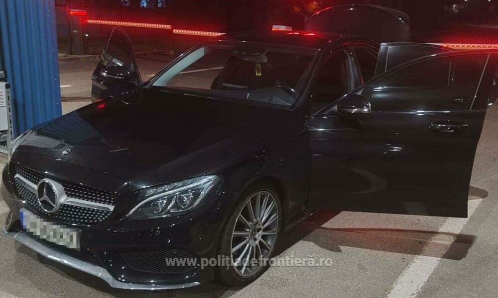 Polițiștii de frontieră din Timiș au confiscat un Mercedes în urma unui control. Ce au descoperit după verificări. FOTO - Imaginea 3