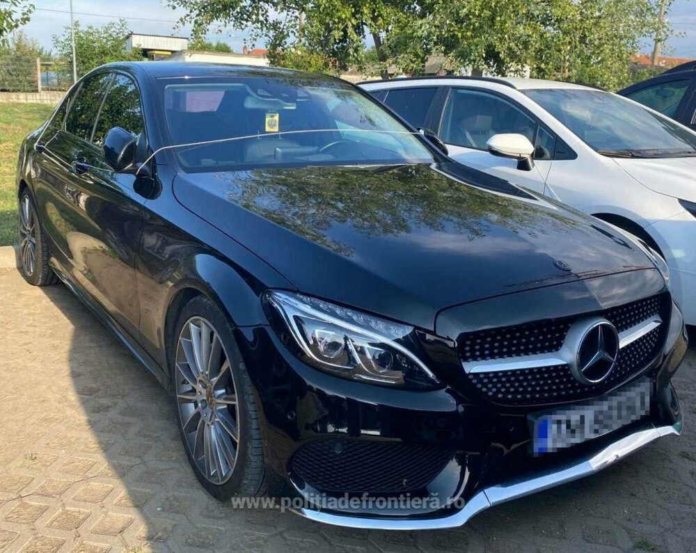 Polițiștii de frontieră din Timiș au confiscat un Mercedes în urma unui control. Ce au descoperit după verificări. FOTO - Imaginea 1