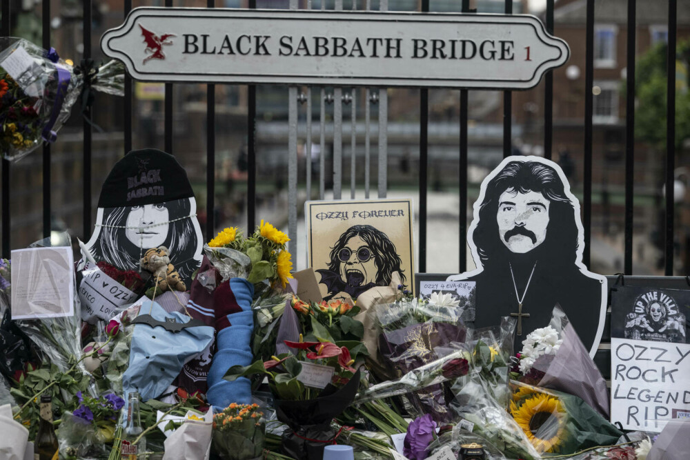 Omagii pentru Ozzy Osbourne, în orașul natal. Sute de fani s-au strâns la Birmingham. FOTO - Imaginea 16