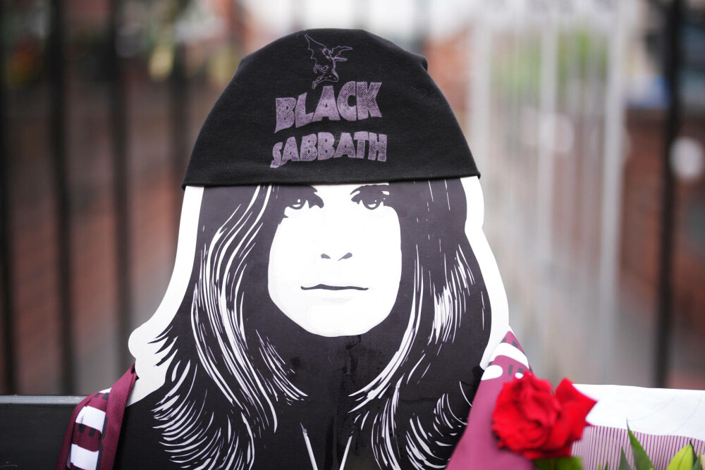 Omagii pentru Ozzy Osbourne, în orașul natal. Sute de fani s-au strâns la Birmingham. FOTO - Imaginea 18