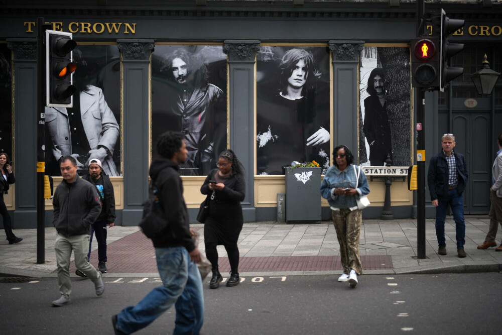 Omagii pentru Ozzy Osbourne, în orașul natal. Sute de fani s-au strâns la Birmingham. FOTO - Imaginea 19