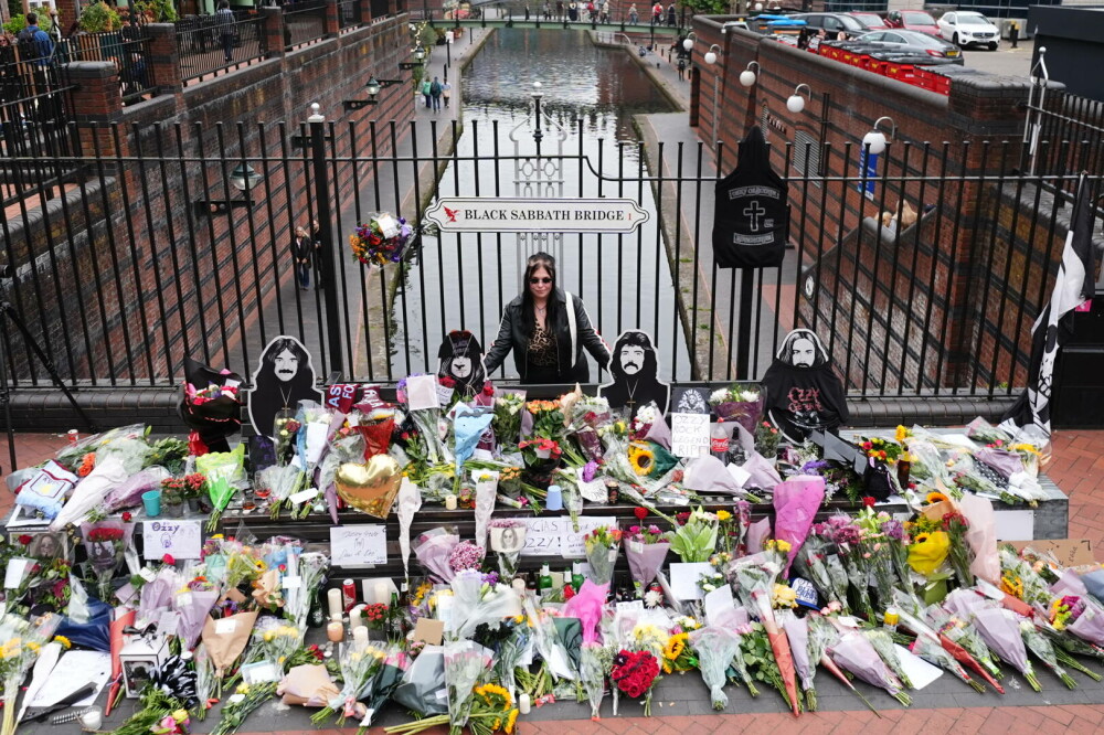 Omagii pentru Ozzy Osbourne, în orașul natal. Sute de fani s-au strâns la Birmingham. FOTO - Imaginea 20