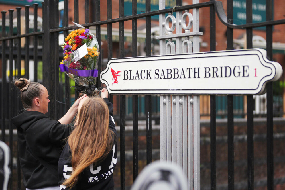 Omagii pentru Ozzy Osbourne, în orașul natal. Sute de fani s-au strâns la Birmingham. FOTO - Imaginea 23