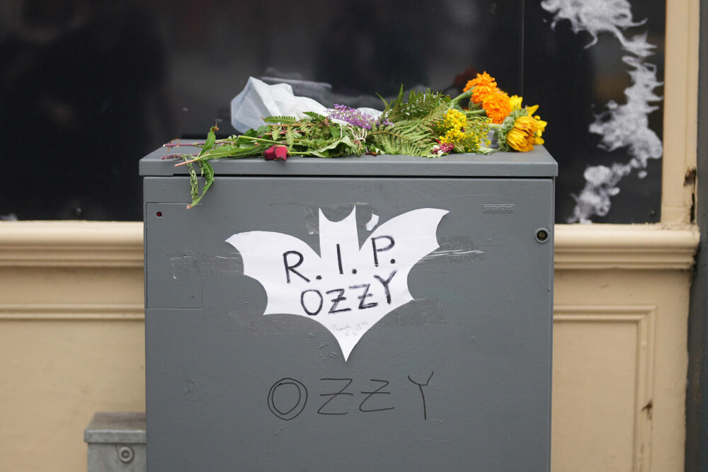 Omagii pentru Ozzy Osbourne, în orașul natal. Sute de fani s-au strâns la Birmingham. FOTO - Imaginea 24