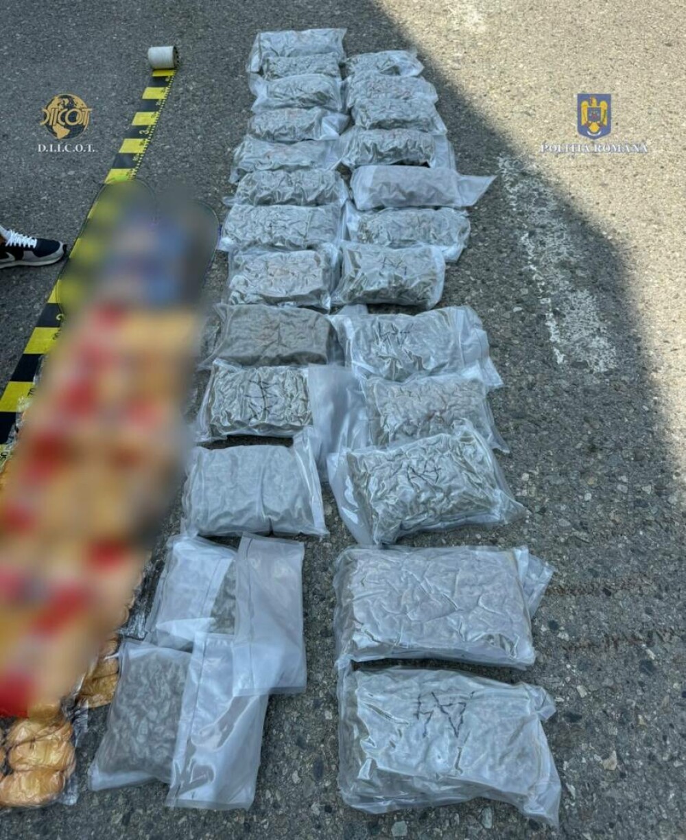 Un bărbat a fost reținut după ce a trimis patru colete prin curier, din Spania în România. Ce ascunsese în ele. FOTO - Imaginea 3