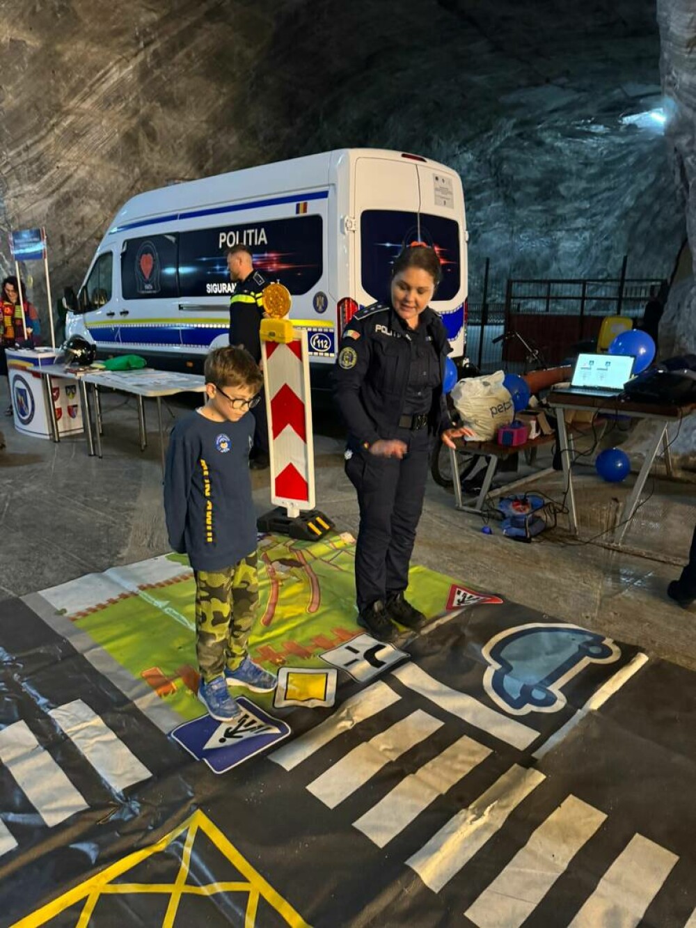 Politiștii si jandarmii au coborât în adâncuri. Acțiune educativă la Salina Târgu-Ocna. „Poate mai învață ceva și tineretul” - Imaginea 4