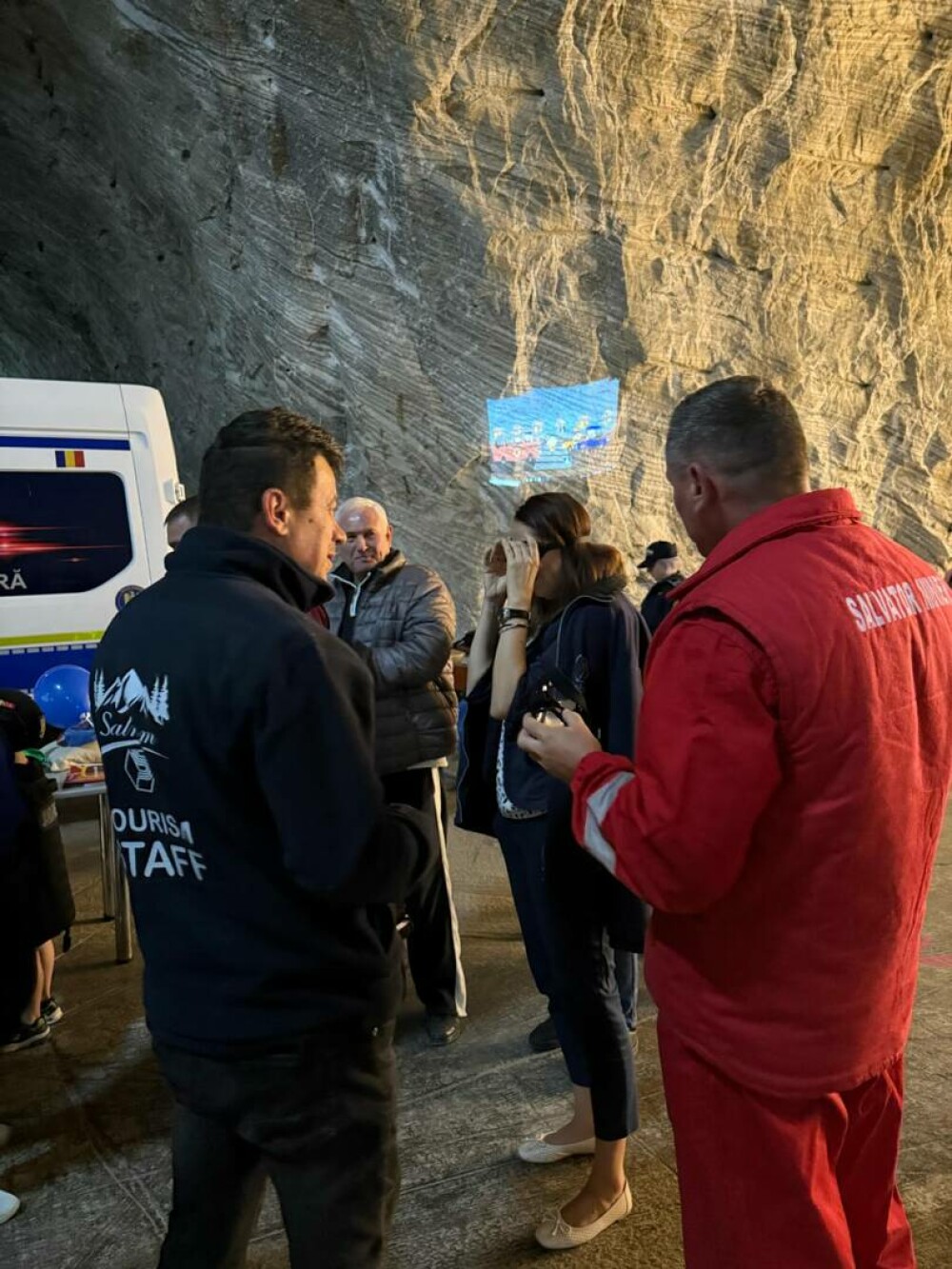 Politiștii si jandarmii au coborât în adâncuri. Acțiune educativă la Salina Târgu-Ocna. „Poate mai învață ceva și tineretul” - Imaginea 7