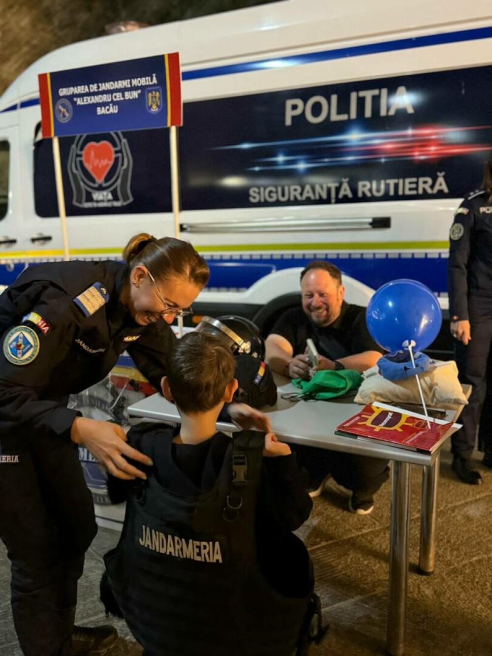 Politiștii si jandarmii au coborât în adâncuri. Acțiune educativă la Salina Târgu-Ocna. „Poate mai învață ceva și tineretul” - Imaginea 8