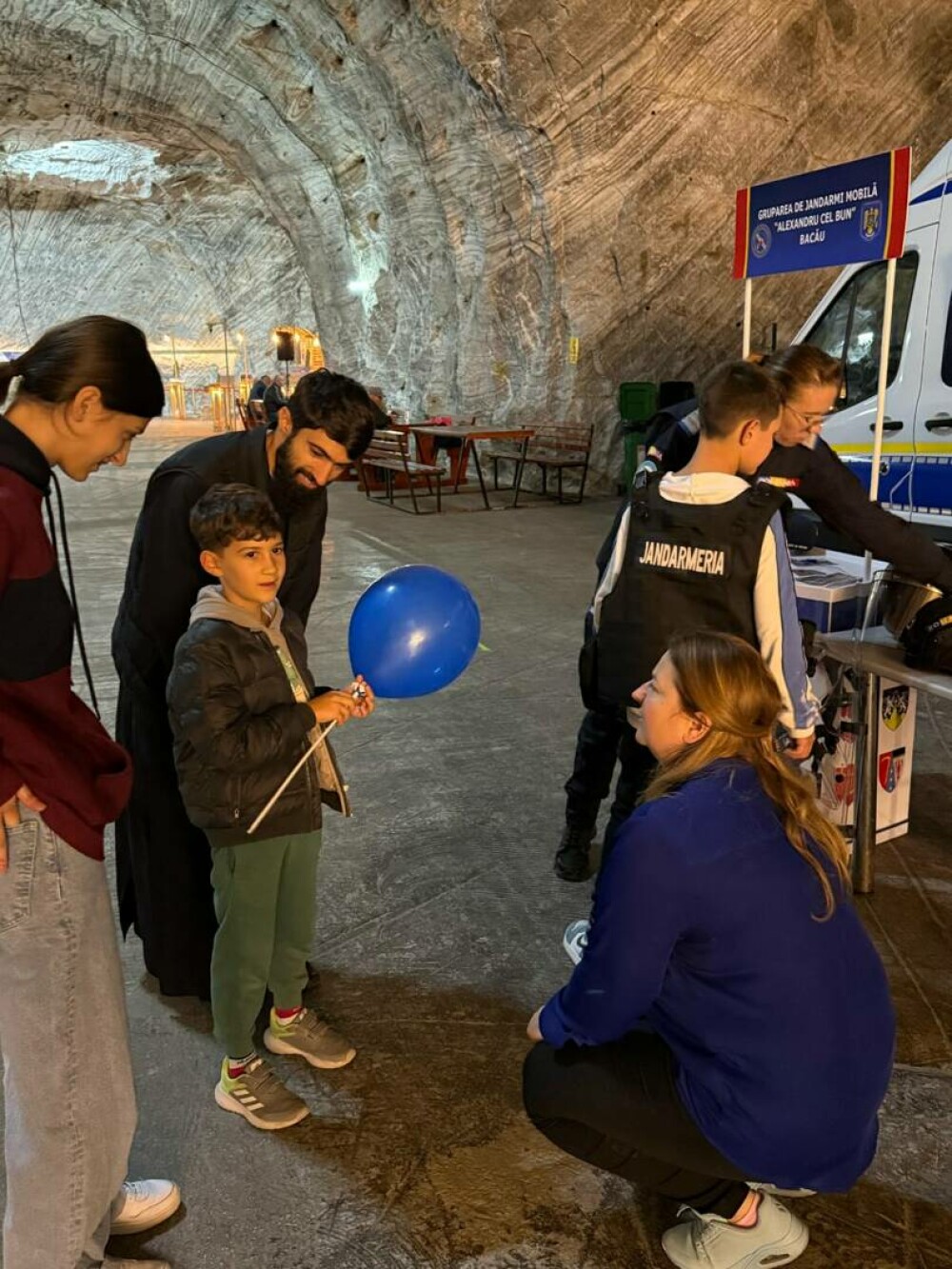 Politiștii si jandarmii au coborât în adâncuri. Acțiune educativă la Salina Târgu-Ocna. „Poate mai învață ceva și tineretul” - Imaginea 9
