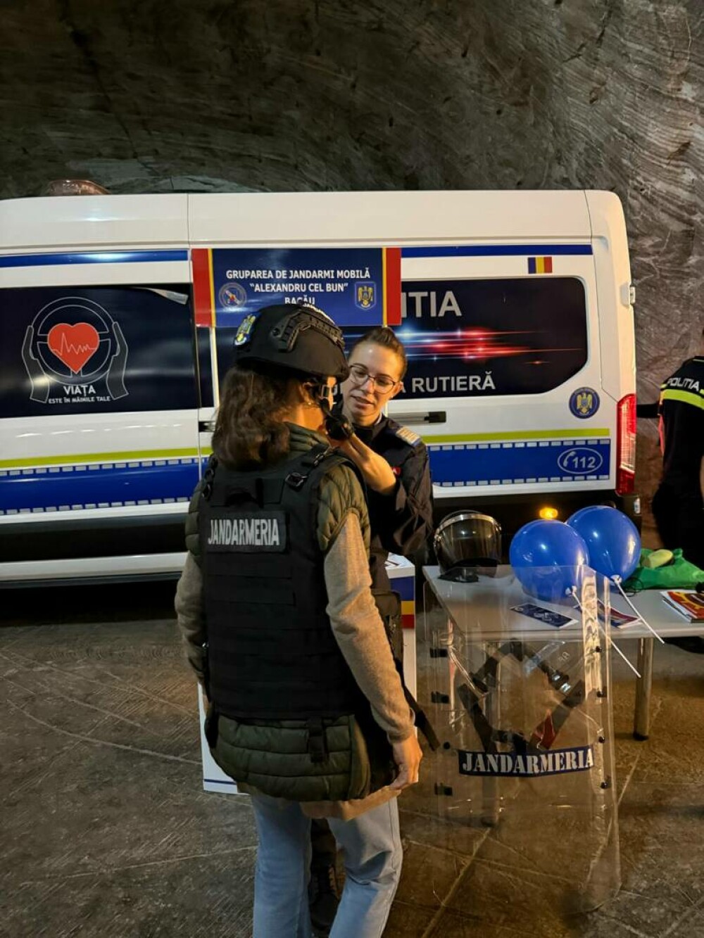 Politiștii si jandarmii au coborât în adâncuri. Acțiune educativă la Salina Târgu-Ocna. „Poate mai învață ceva și tineretul” - Imaginea 11