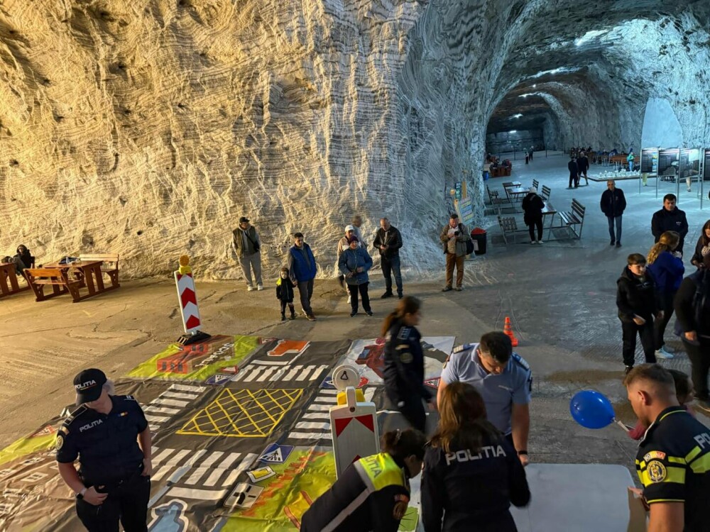 Politiștii si jandarmii au coborât în adâncuri. Acțiune educativă la Salina Târgu-Ocna. „Poate mai învață ceva și tineretul” - Imaginea 12