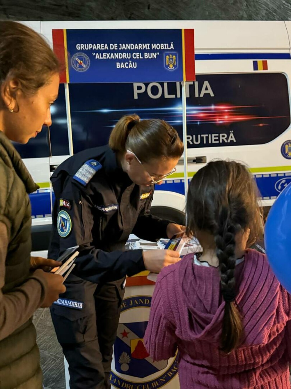 Politiștii si jandarmii au coborât în adâncuri. Acțiune educativă la Salina Târgu-Ocna. „Poate mai învață ceva și tineretul” - Imaginea 13