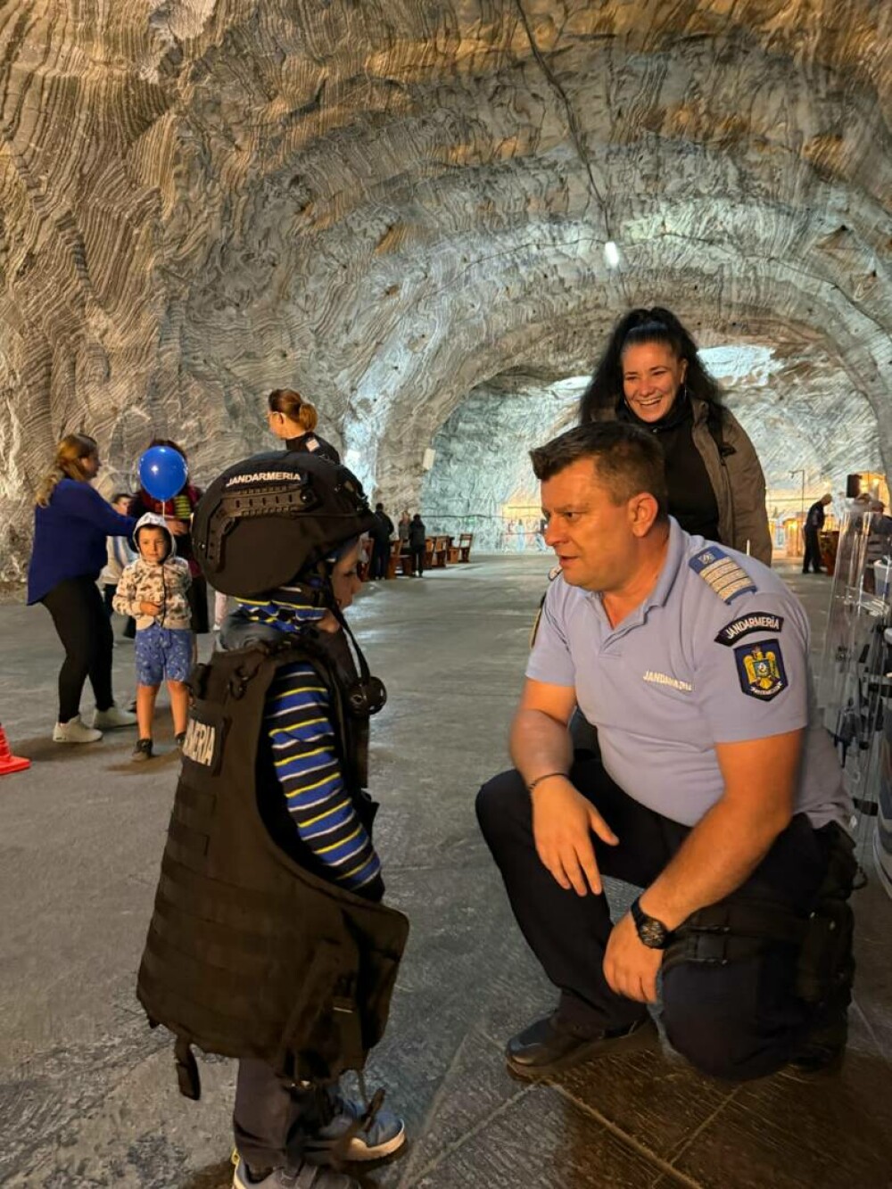 Politiștii si jandarmii au coborât în adâncuri. Acțiune educativă la Salina Târgu-Ocna. „Poate mai învață ceva și tineretul” - Imaginea 15