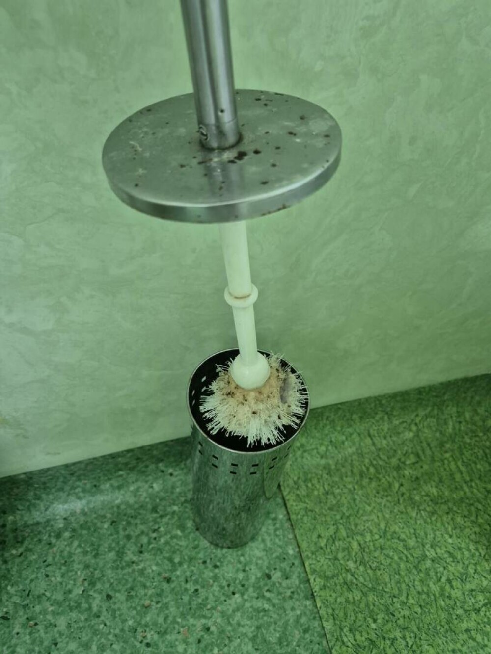 Ministerul Sănătății a trimis Corpul de Control la Spitalul Floreasca. Gândaci lângă patul unei paciente cu arsuri grave FOTO - Imaginea 3