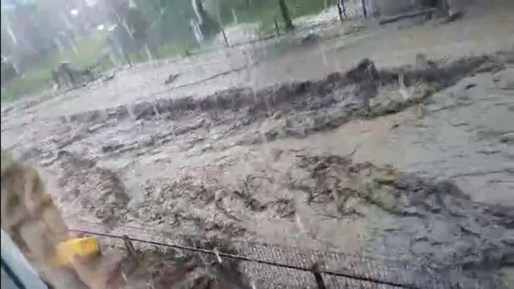 Inundații teribile în județul Suceava. Localnicii sunt evacuați cu elicoptere și bărci. Trei oameni au murit. VIDEO - Imaginea 1