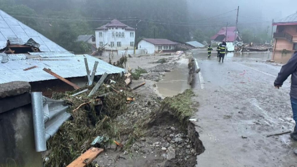 Inundații teribile în județul Suceava. Localnicii sunt evacuați cu elicoptere și bărci. Trei oameni au murit. VIDEO - Imaginea 2