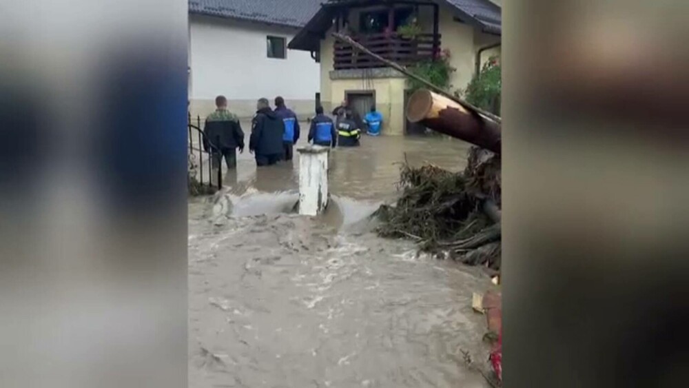 Inundații teribile în județul Suceava. Localnicii sunt evacuați cu elicoptere și bărci. Trei oameni au murit. VIDEO - Imaginea 3