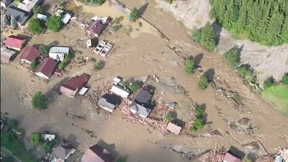 Inundații teribile în județul Suceava. Localnicii sunt evacuați cu elicoptere și bărci. Trei oameni au murit. VIDEO - Imaginea 4