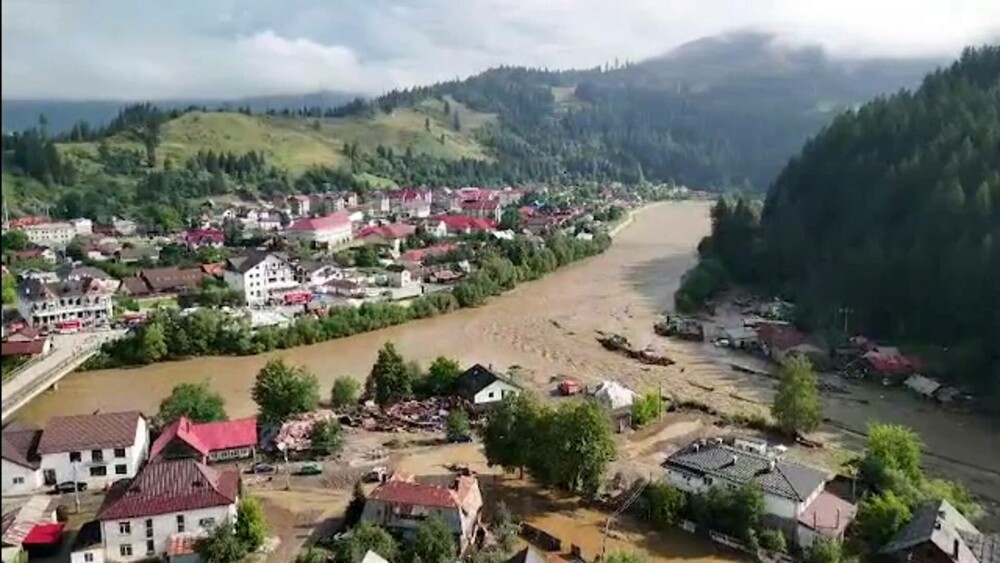 Inundații teribile în județul Suceava. Localnicii sunt evacuați cu elicoptere și bărci. Trei oameni au murit. VIDEO - Imaginea 5