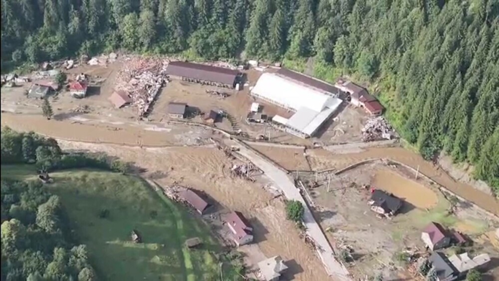 Inundații teribile în județul Suceava. Localnicii sunt evacuați cu elicoptere și bărci. Trei oameni au murit. VIDEO - Imaginea 6
