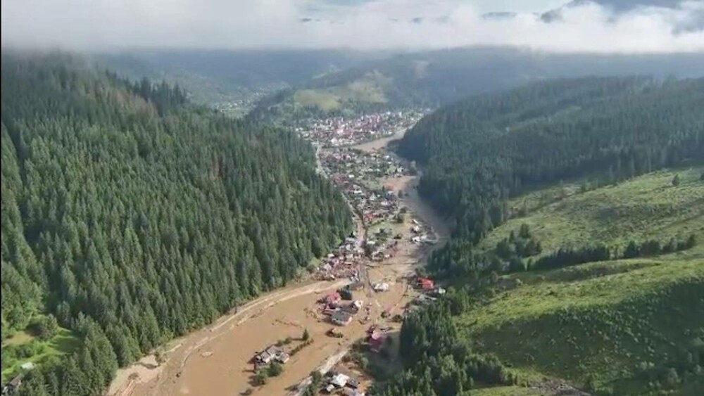 Inundații teribile în județul Suceava. Localnicii sunt evacuați cu elicoptere și bărci. Trei oameni au murit. VIDEO - Imaginea 7
