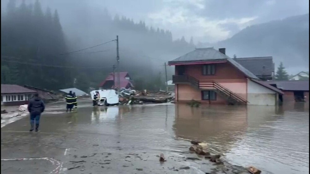 Inundații teribile în județul Suceava. Localnicii sunt evacuați cu elicoptere și bărci. Trei oameni au murit. VIDEO - Imaginea 8