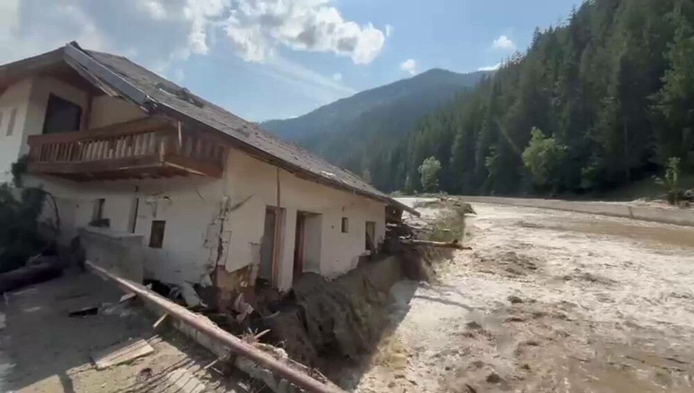 Inundații teribile în județul Suceava. Localnicii sunt evacuați cu elicoptere și bărci. Trei oameni au murit. VIDEO - Imaginea 9