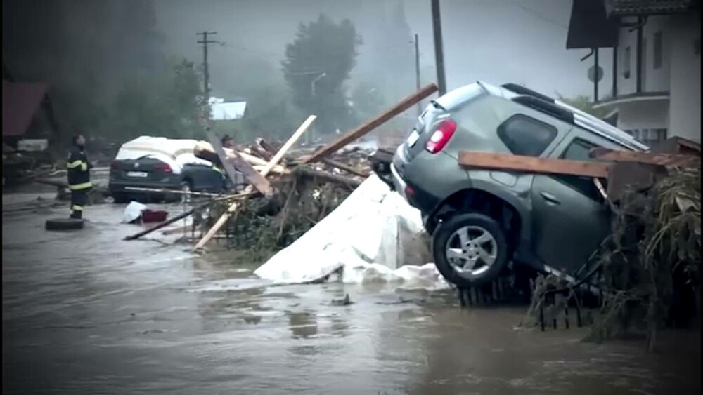 Case distruse și mașini aruncate unele peste altele, după viiturile devastatoare din Suceava. Oamenii au urcat pe acoperișuri - Imaginea 1