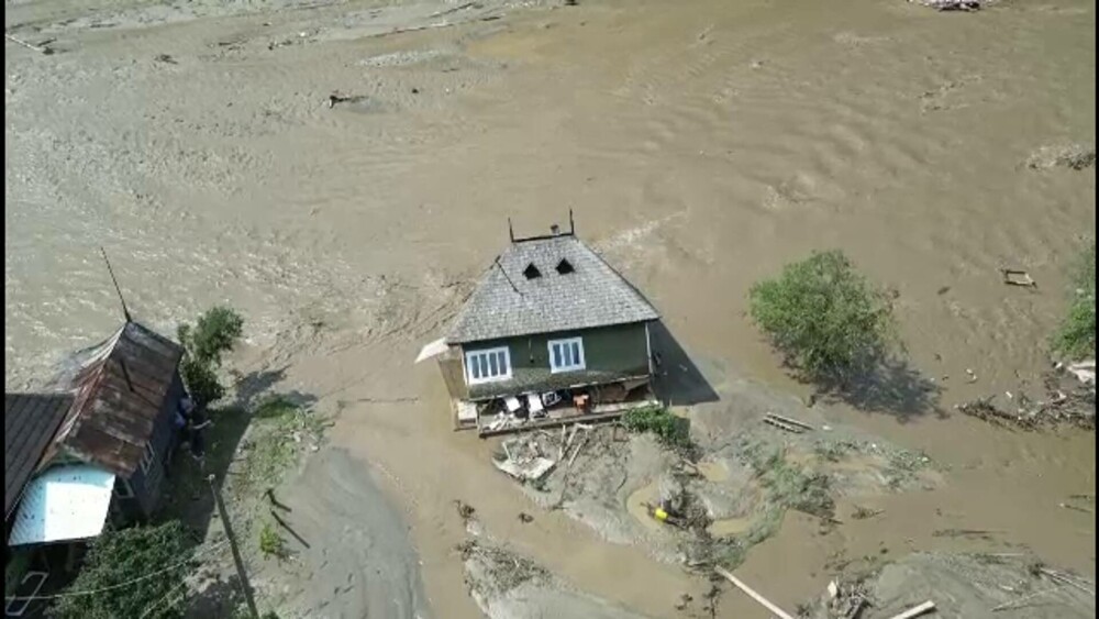 Case distruse și mașini aruncate unele peste altele, după viiturile devastatoare din Suceava. Oamenii au urcat pe acoperișuri - Imaginea 2