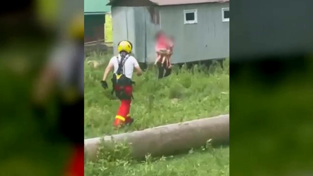 Case distruse și mașini aruncate unele peste altele, după viiturile devastatoare din Suceava. Oamenii au urcat pe acoperișuri - Imaginea 3