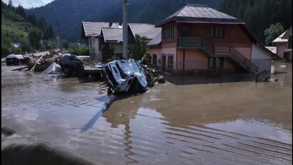 Case distruse și mașini aruncate unele peste altele, după viiturile devastatoare din Suceava. Oamenii au urcat pe acoperișuri - Imaginea 4