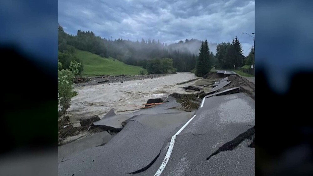 Case distruse și mașini aruncate unele peste altele, după viiturile devastatoare din Suceava. Oamenii au urcat pe acoperișuri - Imaginea 5