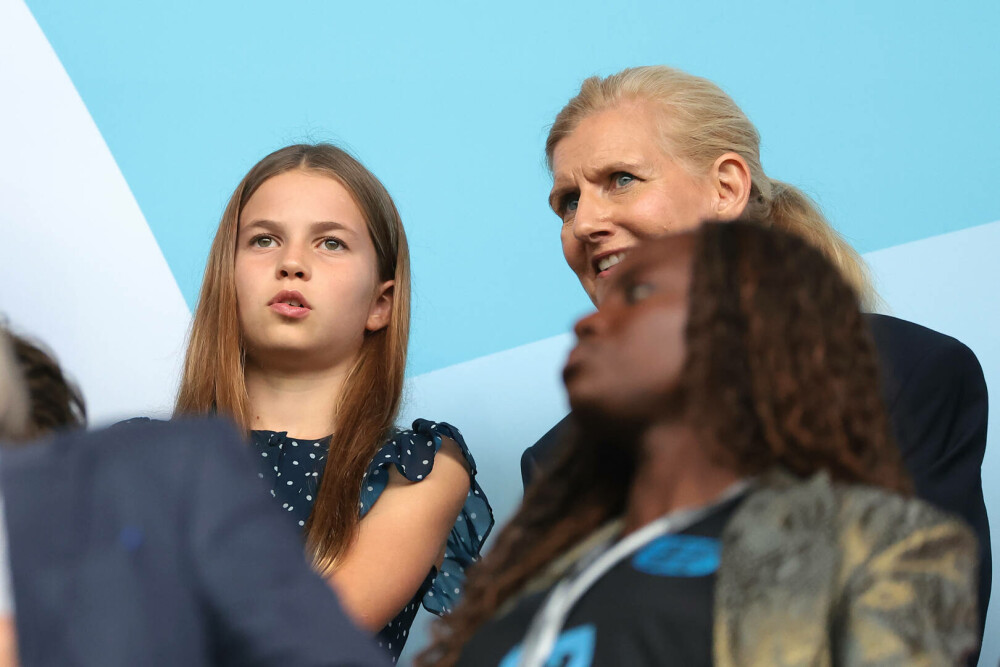 Cum a apărut Prințesa Charlotte la primul meci de fotbal feminin alături de tatăl ei, Prințul William. GALERIE FOTO - Imaginea 2