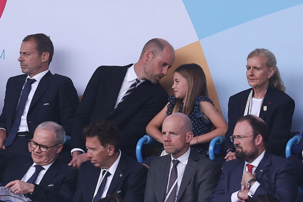 Cum a apărut Prințesa Charlotte la primul meci de fotbal feminin alături de tatăl ei, Prințul William. GALERIE FOTO - Imaginea 3