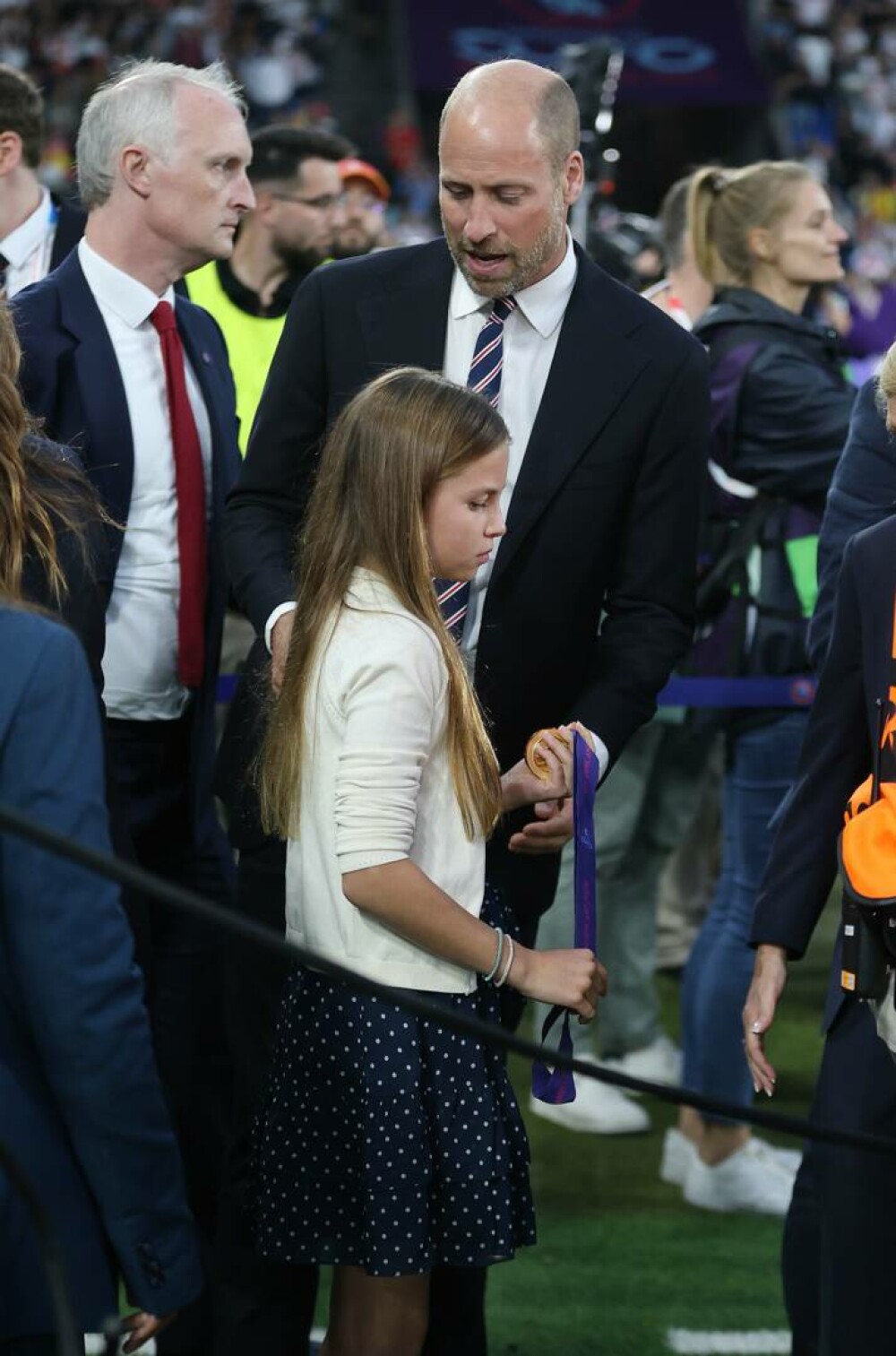 Cum a apărut Prințesa Charlotte la primul meci de fotbal feminin alături de tatăl ei, Prințul William. GALERIE FOTO - Imaginea 5