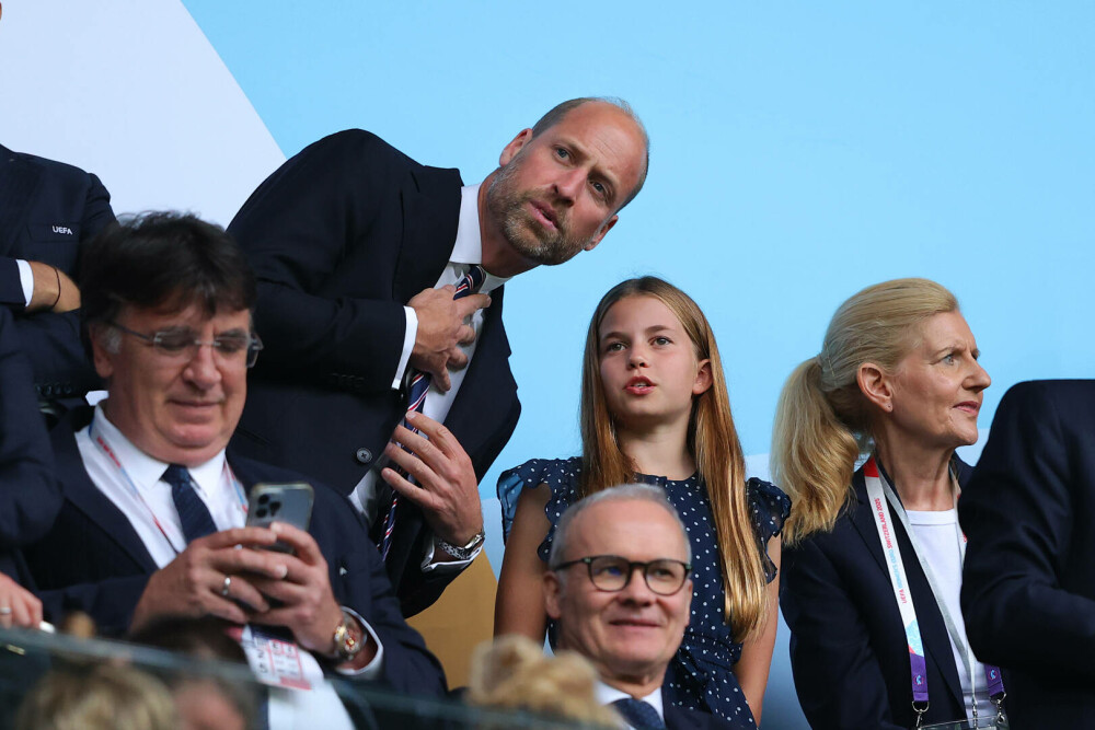 Cum a apărut Prințesa Charlotte la primul meci de fotbal feminin alături de tatăl ei, Prințul William. GALERIE FOTO - Imaginea 9