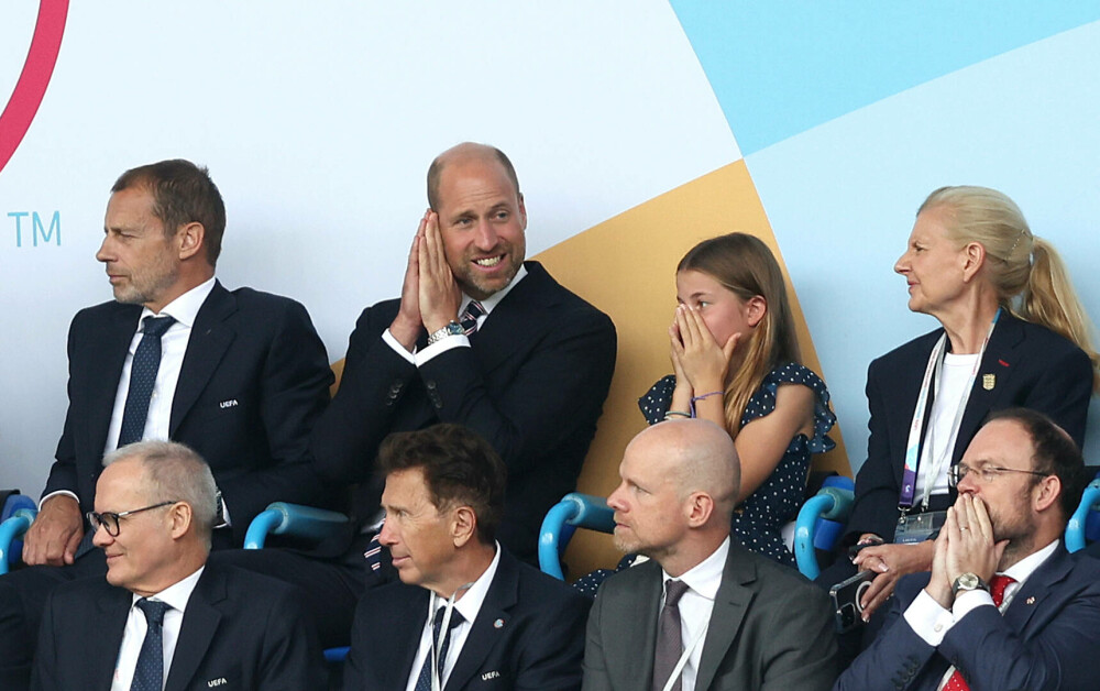 Cum a apărut Prințesa Charlotte la primul meci de fotbal feminin alături de tatăl ei, Prințul William. GALERIE FOTO - Imaginea 13