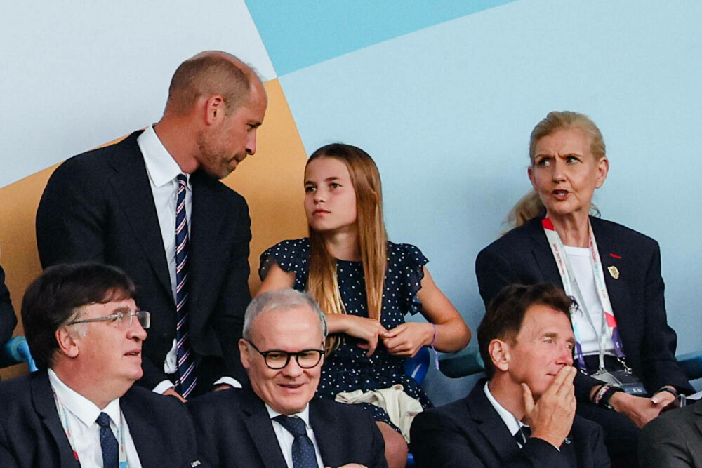 Cum a apărut Prințesa Charlotte la primul meci de fotbal feminin alături de tatăl ei, Prințul William. GALERIE FOTO - Imaginea 17