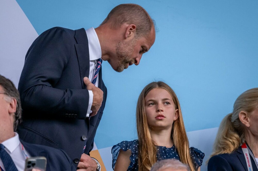 Cum a apărut Prințesa Charlotte la primul meci de fotbal feminin alături de tatăl ei, Prințul William. GALERIE FOTO - Imaginea 18