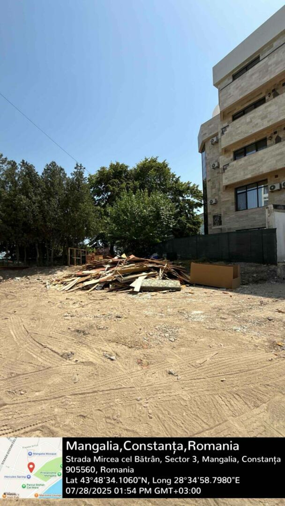 O țeavă de 50 cm deversează ape pluviale în zona în care turiștii din Năvodari fac baie. Amenda primită de primărie. FOTO - Imaginea 1