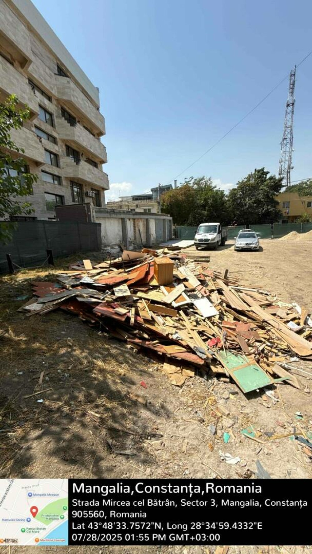 O țeavă de 50 cm deversează ape pluviale în zona în care turiștii din Năvodari fac baie. Amenda primită de primărie. FOTO - Imaginea 3