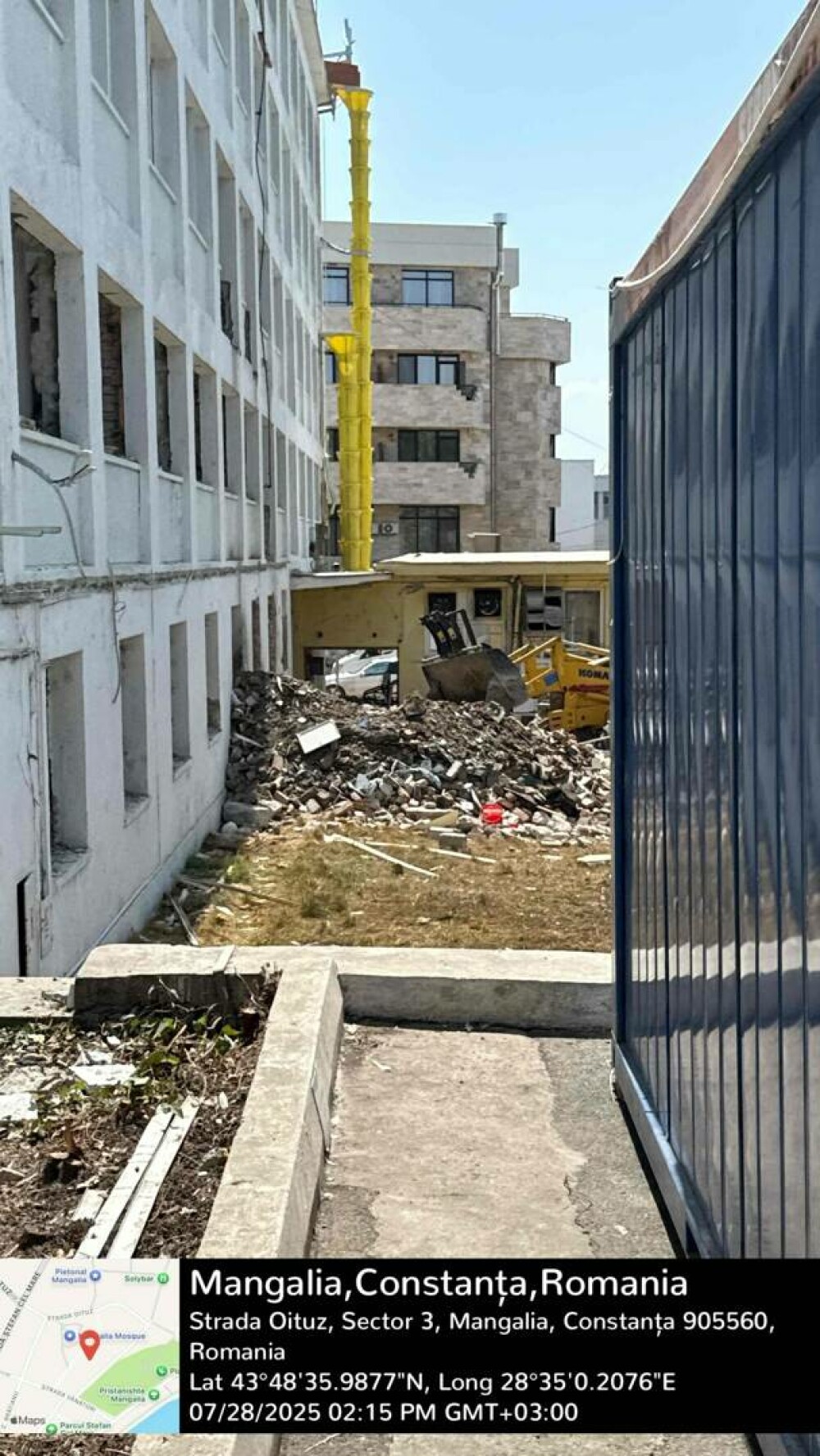 O țeavă de 50 cm deversează ape pluviale în zona în care turiștii din Năvodari fac baie. Amenda primită de primărie. FOTO - Imaginea 4