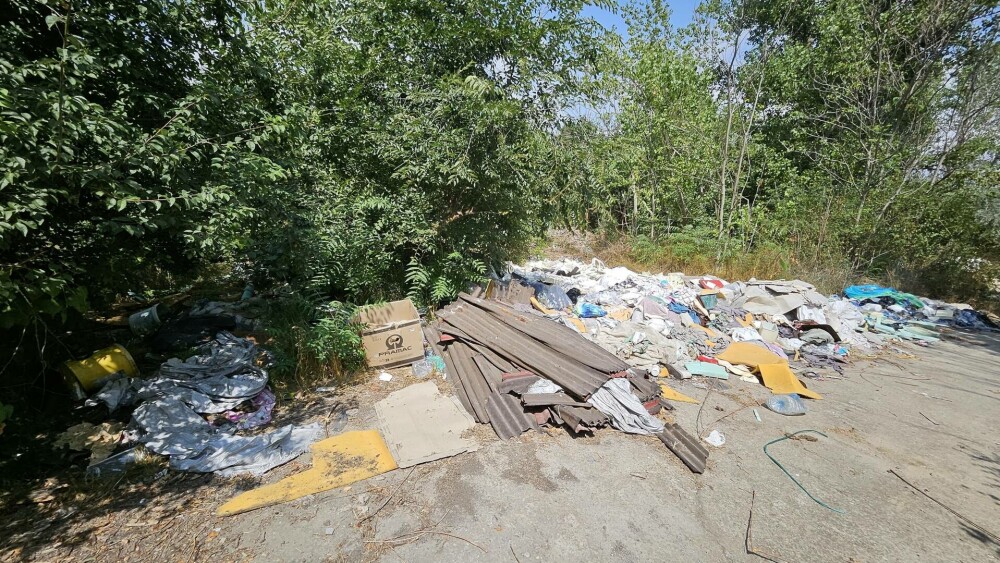 O țeavă de 50 cm deversează ape pluviale în zona în care turiștii din Năvodari fac baie. Amenda primită de primărie. FOTO - Imaginea 6