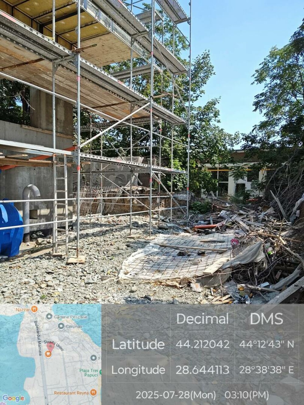 O țeavă de 50 cm deversează ape pluviale în zona în care turiștii din Năvodari fac baie. Amenda primită de primărie. FOTO - Imaginea 7