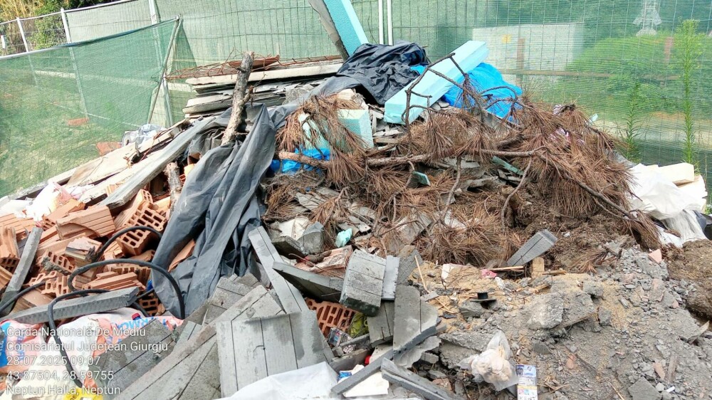 O țeavă de 50 cm deversează ape pluviale în zona în care turiștii din Năvodari fac baie. Amenda primită de primărie. FOTO - Imaginea 8