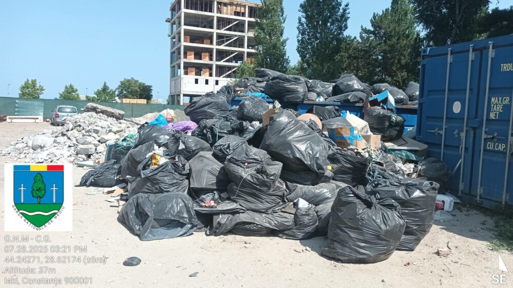 O țeavă de 50 cm deversează ape pluviale în zona în care turiștii din Năvodari fac baie. Amenda primită de primărie. FOTO - Imaginea 11