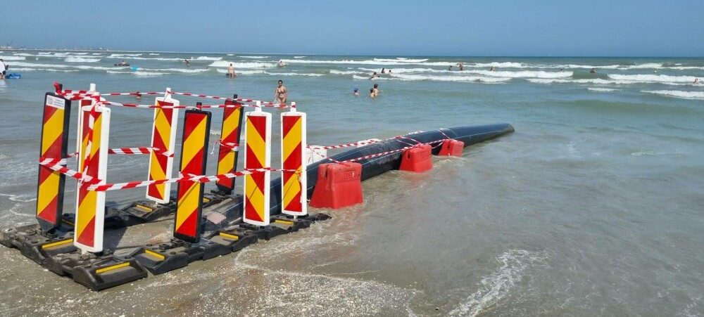 O țeavă de 50 cm deversează ape pluviale în zona în care turiștii din Năvodari fac baie. Amenda primită de primărie. FOTO - Imaginea 12