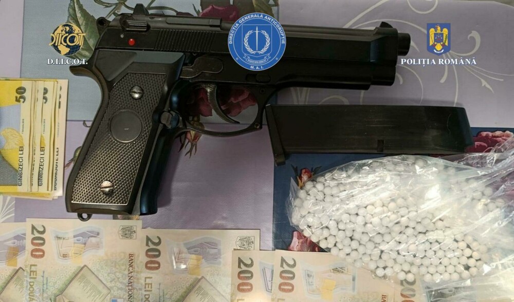 ​Un poliţist din Dâmboviţa, cercetat pentru trafic de droguri. Ce au găsit la el acasă colegii polițiști. ”Muncea” cu nevasta - Imaginea 3