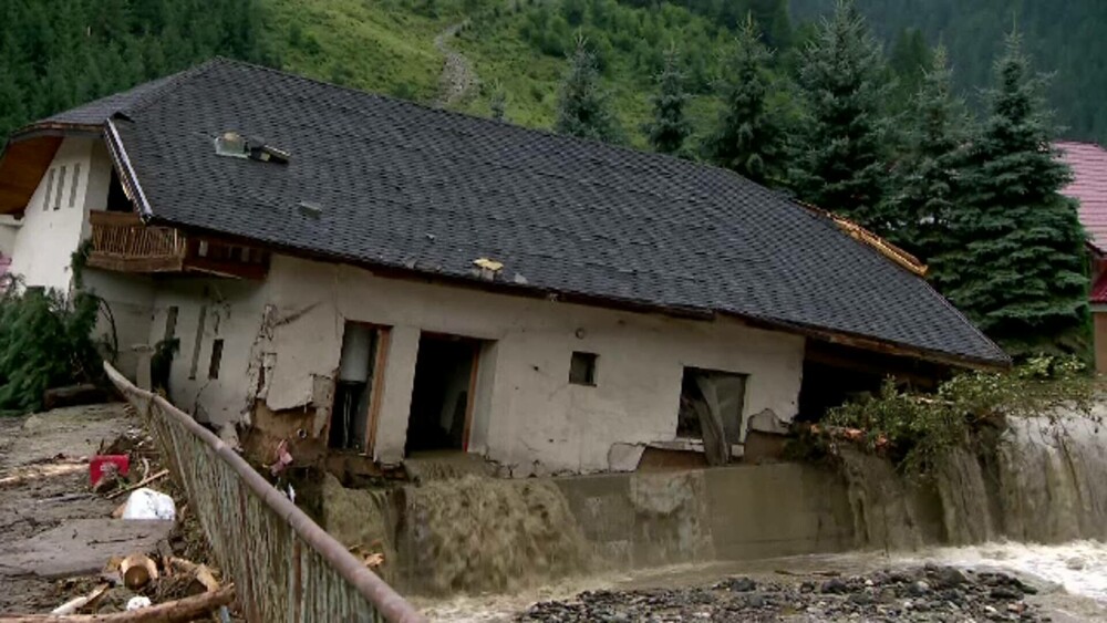 200 de case distruse, trei morți în inundațiile din Suceava. Mașinile zac trântite peste tot, drumurile sunt acoperite - Imaginea 3