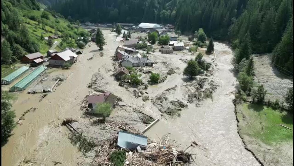 200 de case distruse, trei morți în inundațiile din Suceava. Mașinile zac trântite peste tot, drumurile sunt acoperite - Imaginea 5